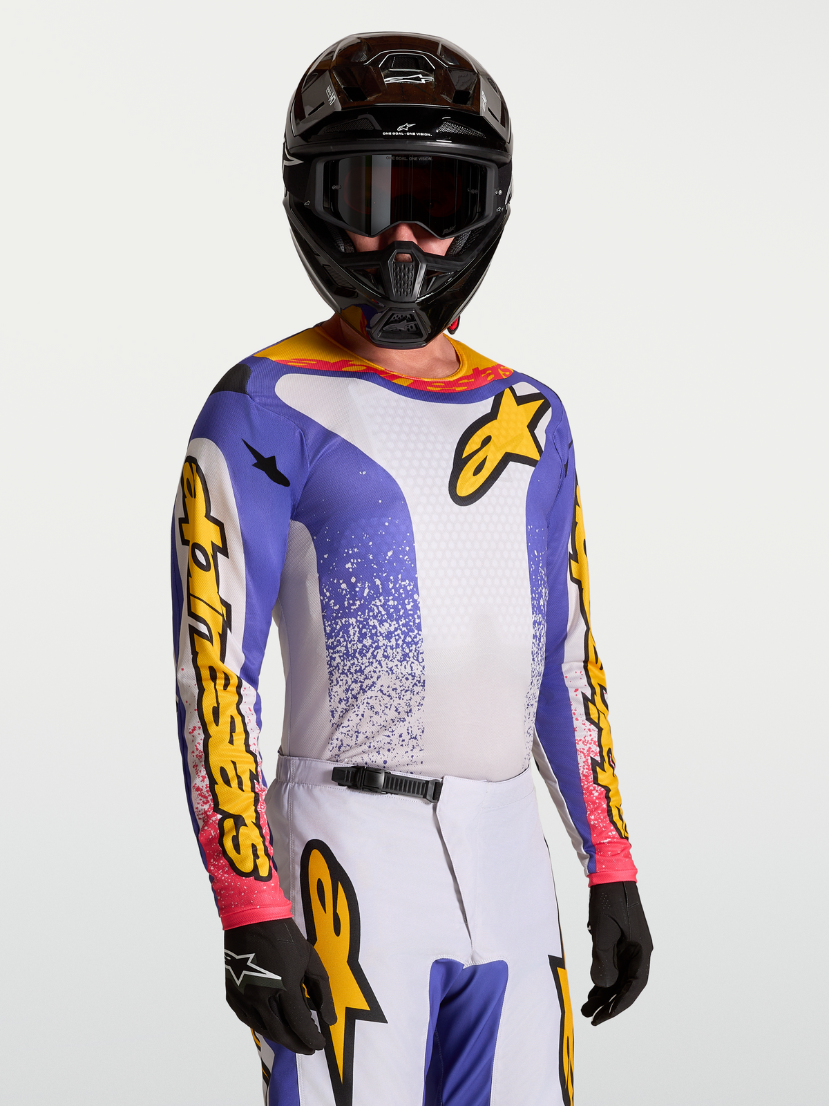 Alpinestars Maglia Fluid Drag, maglia da motocross da uomo, blu e giallo, in tessuto leggero e traspirante per performance fuoristrada, indossata da un pilota con casco e guanti