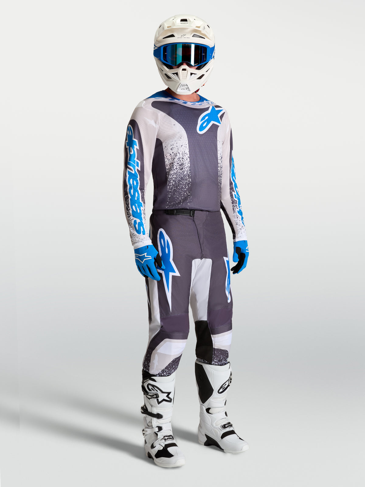 Alpinestars Maglia Fluid Drag e completo da motocross da uomo, grigio e blu, con casco e stivali, equipaggiamento tecnico per fuoristrada e off-road