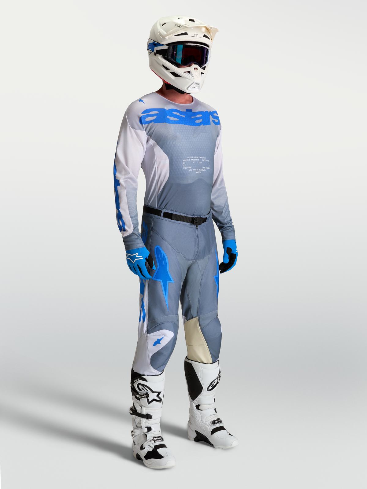Alpinestars Racer Amber gear set e pantaloni, completo motocross uomo grigio cenere e blu con vestibilità da gara.