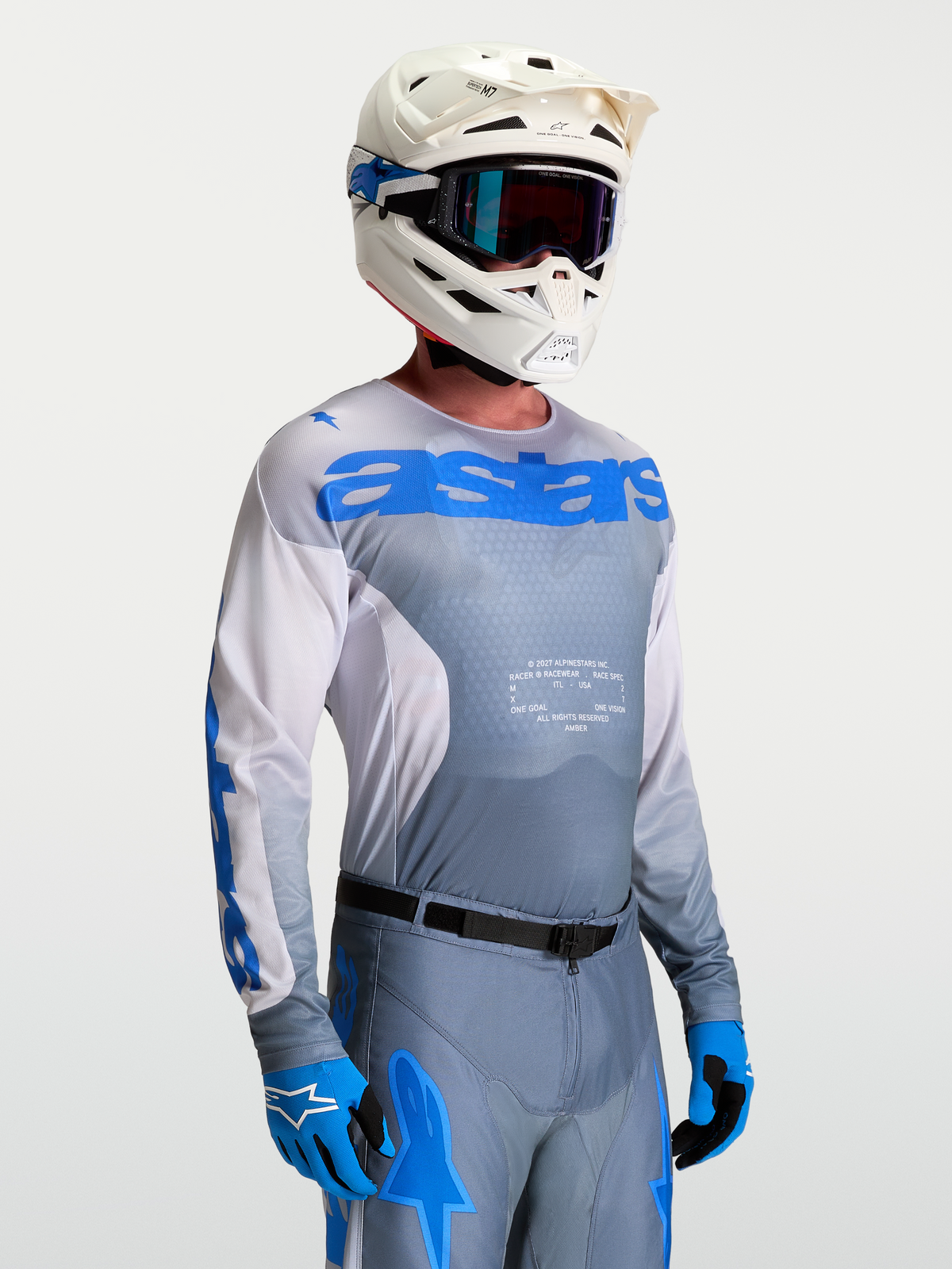 Alpinestars Maglia Racer Amber, maglia da motocross uomo grigia e blu in poliestere traspirante, indossata da un pilota.