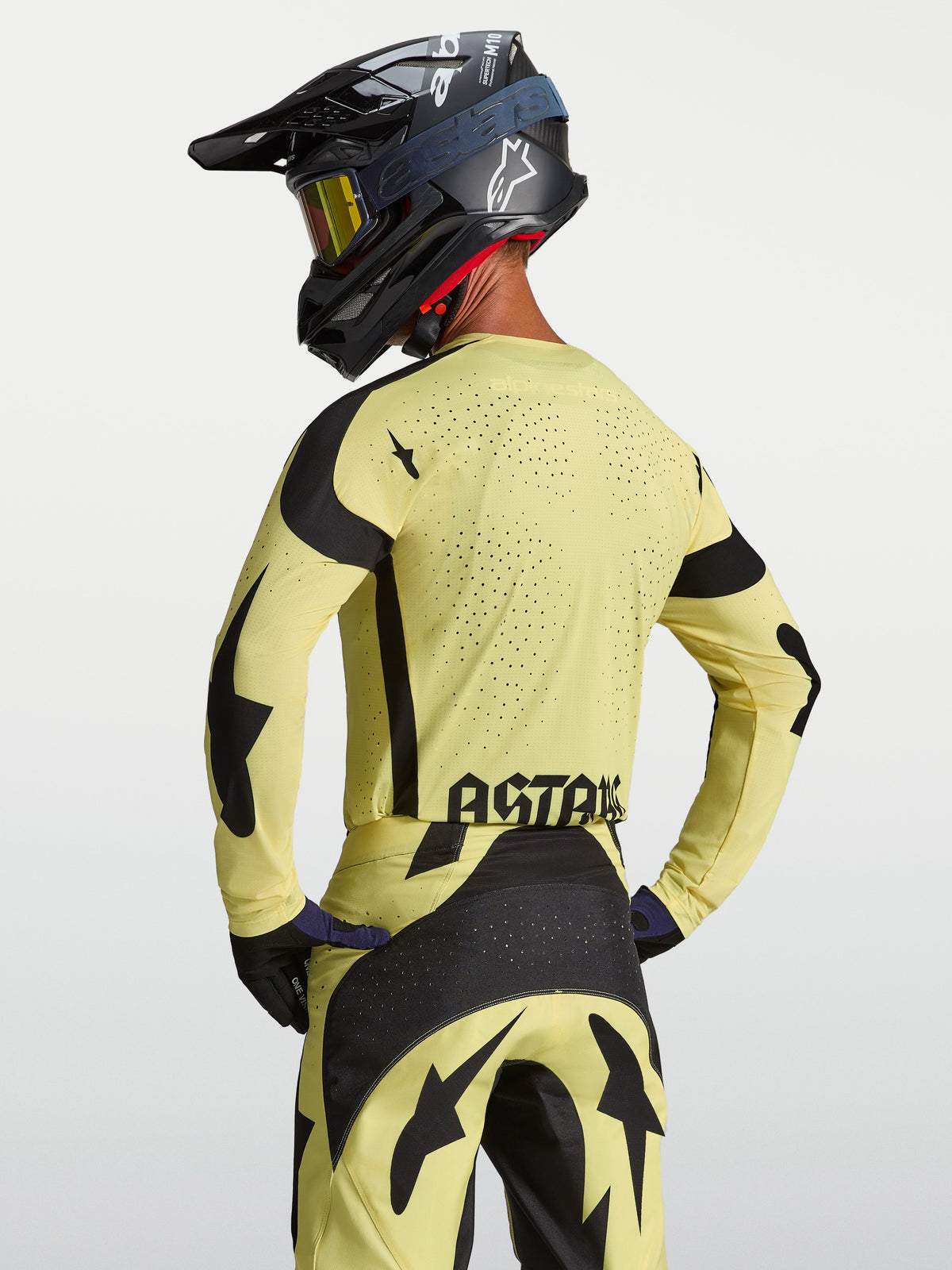 Alpinestars Maglia Techstar Atrox, maglia motocross da uomo, gialla e nera con perforazioni laser, vista posteriore.