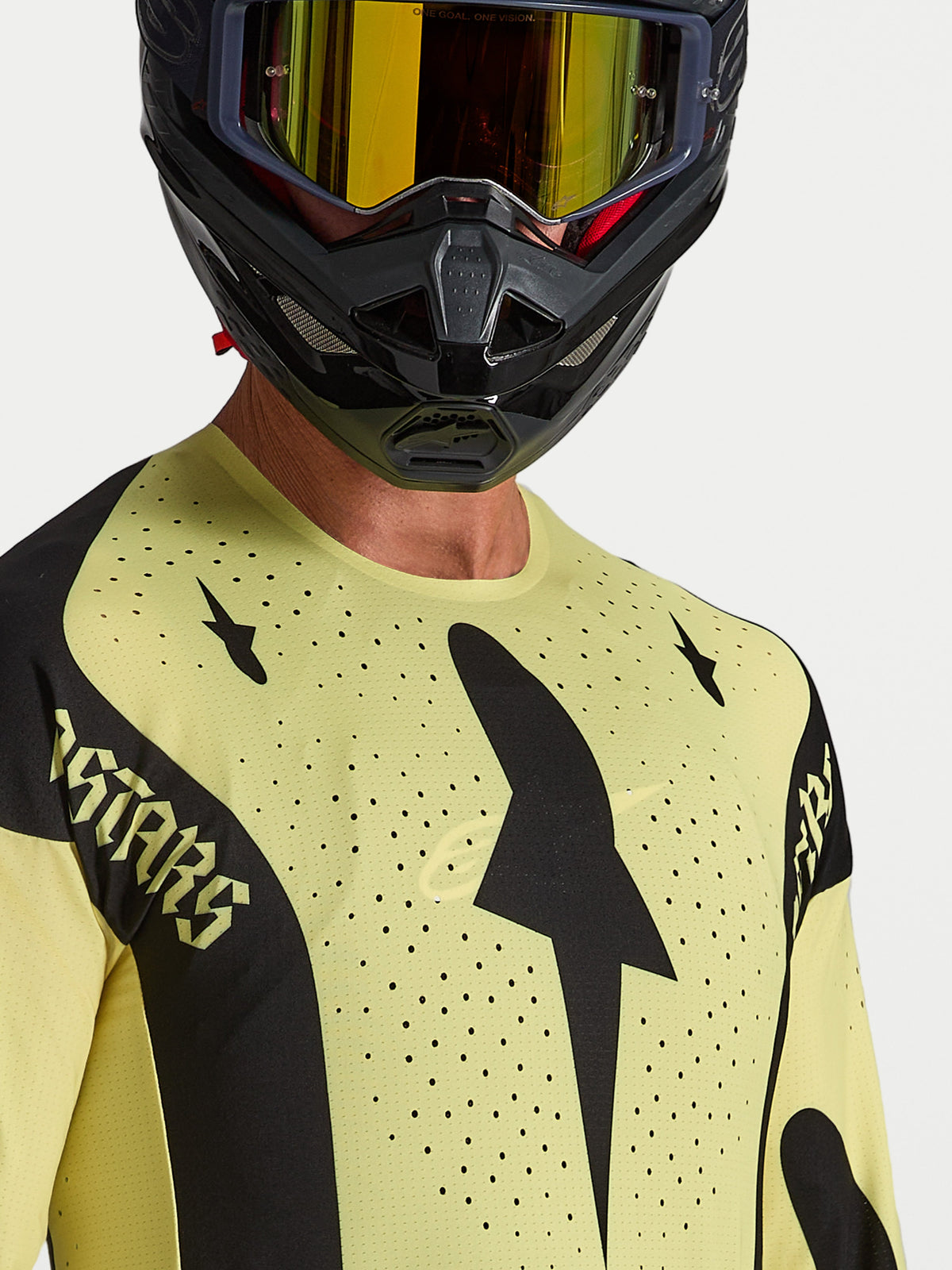 Alpinestars maglia Techstar Atrox, maglia da motocross gialla e nera con perforazioni laser e vestibilità atletica da gara.