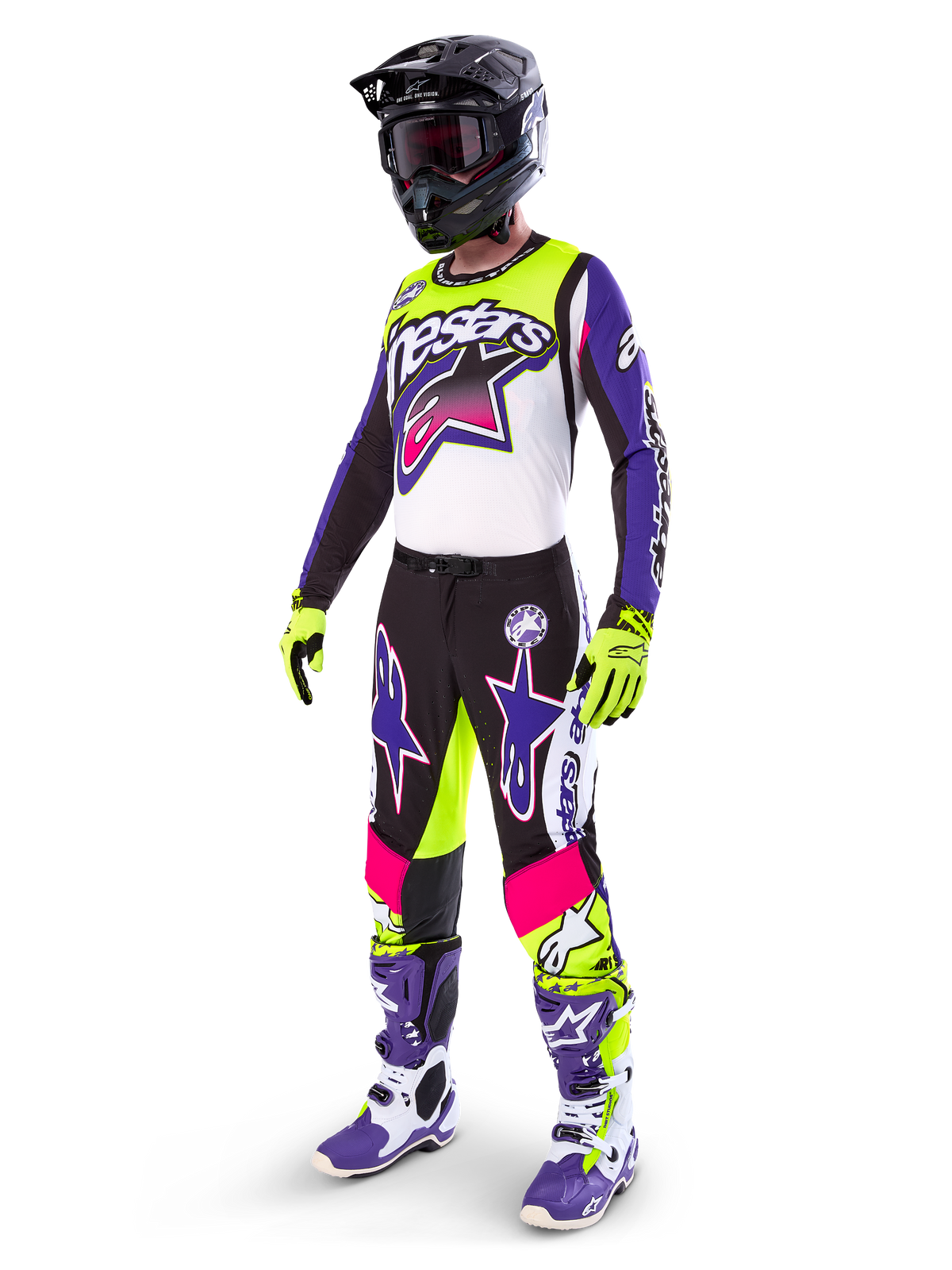 Pilota di motocross che indossa l'abbigliamento Alpinestars Limited Edition Supertech Dirt Studios®, schema colori bianco, viola e giallo fluo, pantaloni neri con grandi loghi a stella viola e rosa, guanti giallo neon, stivali da gara viola e bianchi, casco nero, kit professionale completo per prestazioni off-road