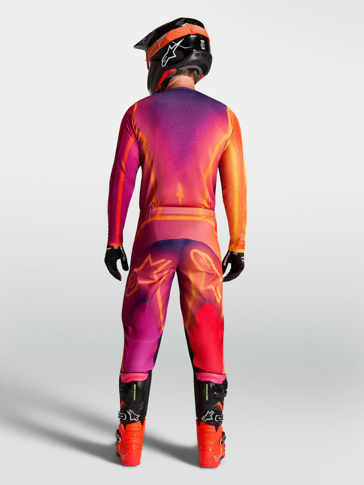 Alpinestars maglia Fluid Kepler, maglia da motocross da uomo viola e arancione, vista posteriore con pantaloni coordinati
