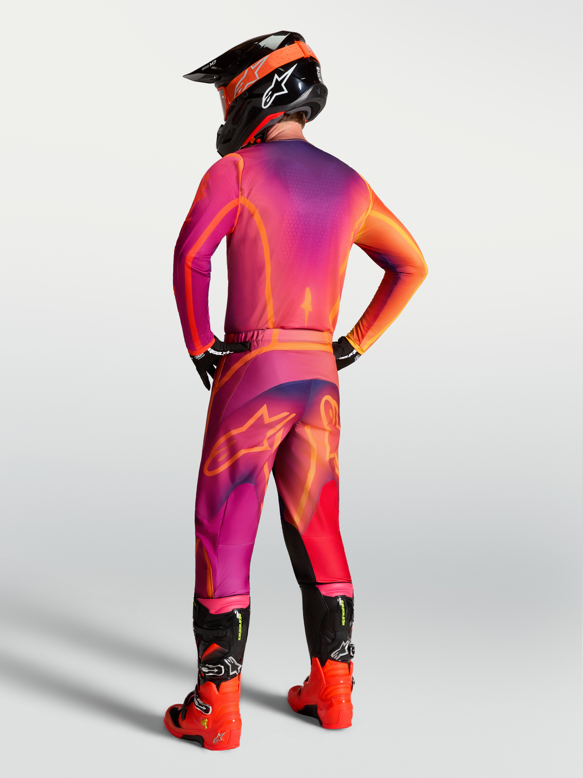 Alpinestars Pantaloni Fluid Kepler, pantaloni da motocross uomo, viola e arancione, vista posteriore, vestibilità sportiva.