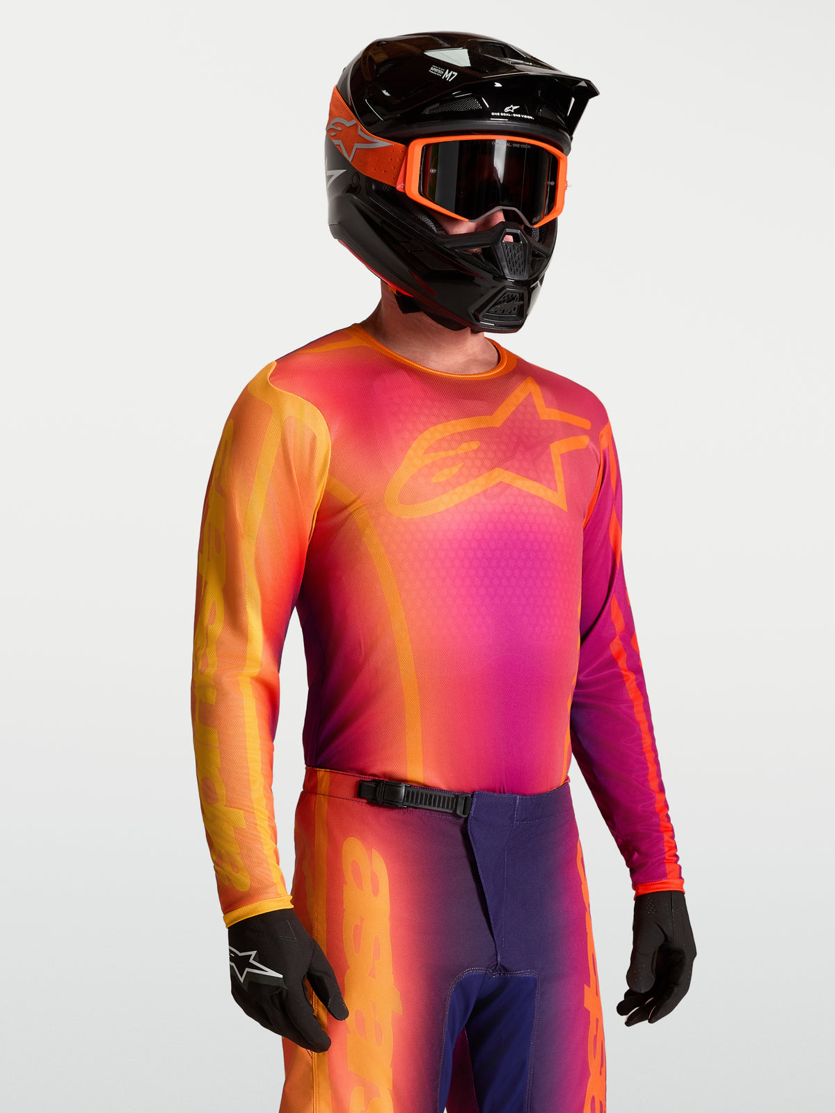 Alpinestars maglia Fluid Kepler da uomo, viola e arancione, in tessuto traspirante, indossata per motocross e off-road.