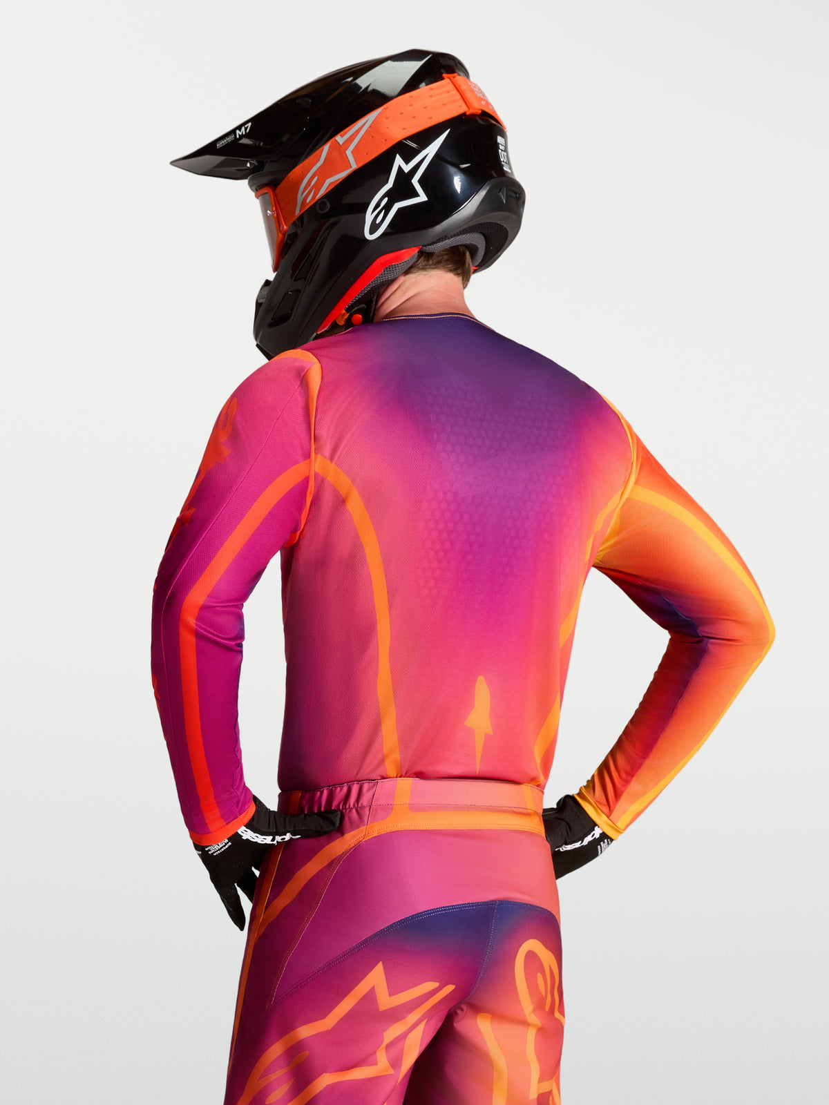 Alpinestars Maglia Fluid Kepler, maglia da motocross viola e arancione da uomo, vista posteriore con vestibilità ergonomica.
