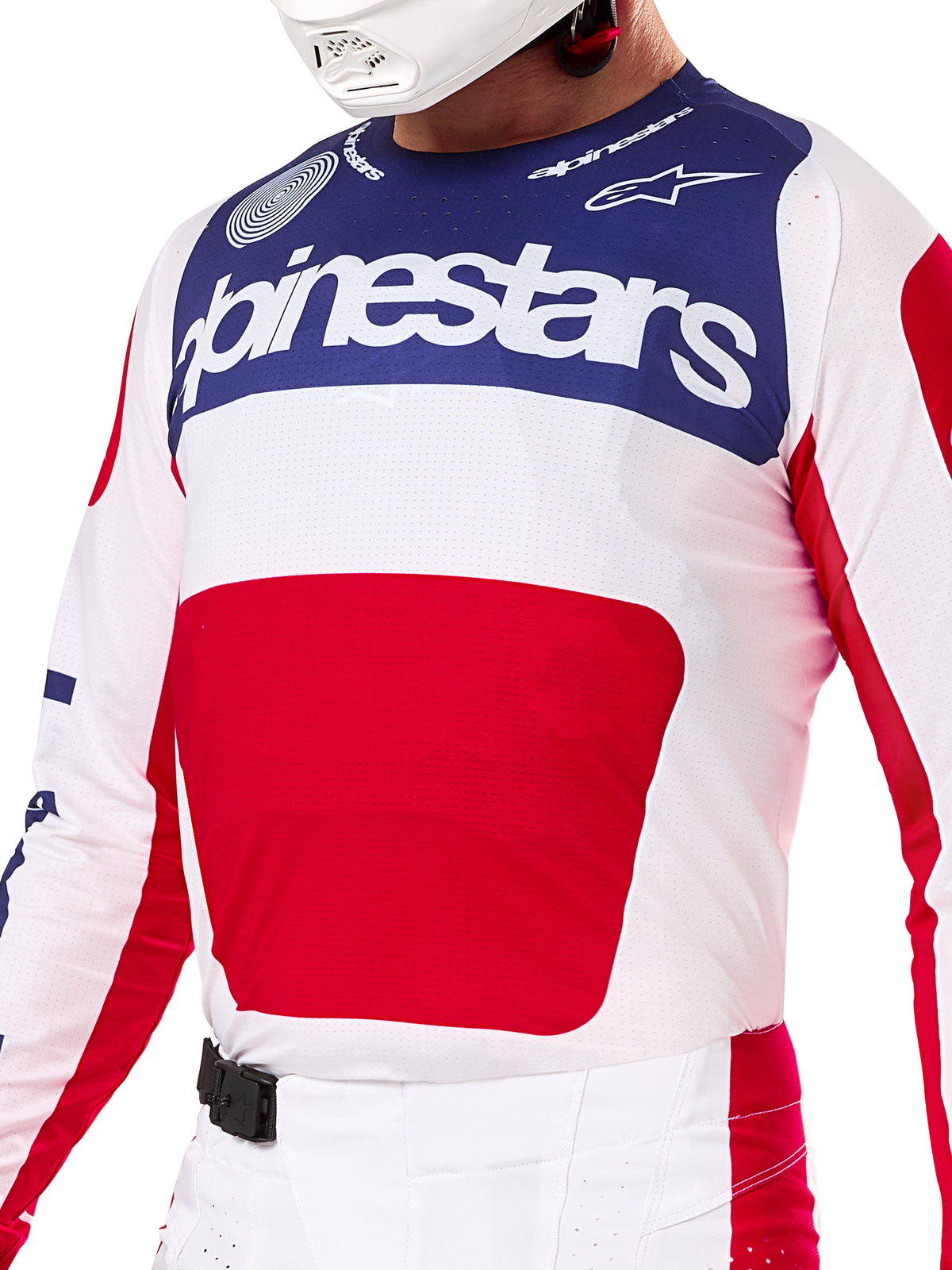 Alpinestars Set Completo Techstar Fortitude Edizione Limitata, maglia e pantaloni da motocross in rosso, bianco e blu, con maglia bianca, pannello superiore blu navy e grande grafica rossa centrale, pantaloni coordinati bianchi e rossi con fibbia magnetica SX2, vestibilità atletica con perforazioni tagliate al laser per corse fuoristrada.