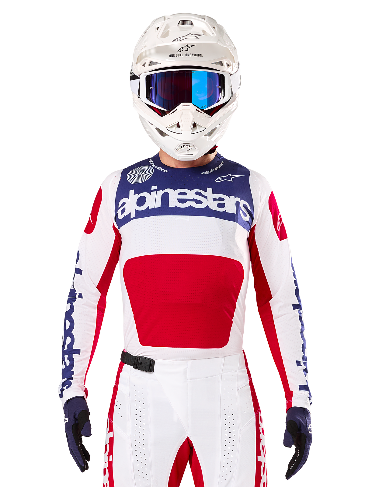 Alpinestars Maglia Limited Edition Techstar Fortitude, maglia da motocross bianca, rossa e blu, indossata con pantaloni e casco coordinati, con marchio Alpinestars e motto One Goal One Vision, dettagli traforati, design aerodinamico per prestazioni fuoristrada