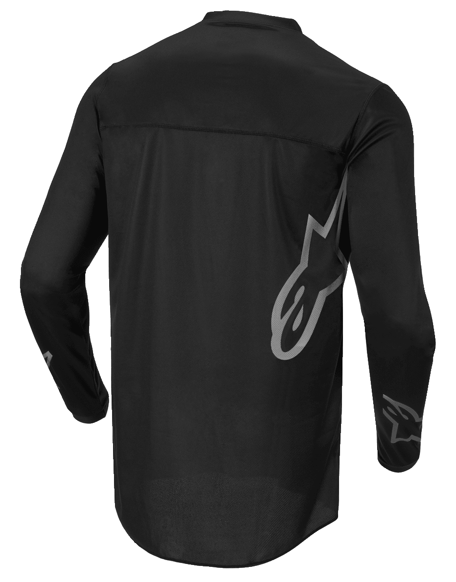 Alpinestars Fluid Graphite Jersey, maglia da motocross, nero e grigio scuro, vista posteriore, con grande logo Alpinestars grigio sul lato e grafiche sulle maniche, tessuto leggero e traspirante per corse fuoristrada