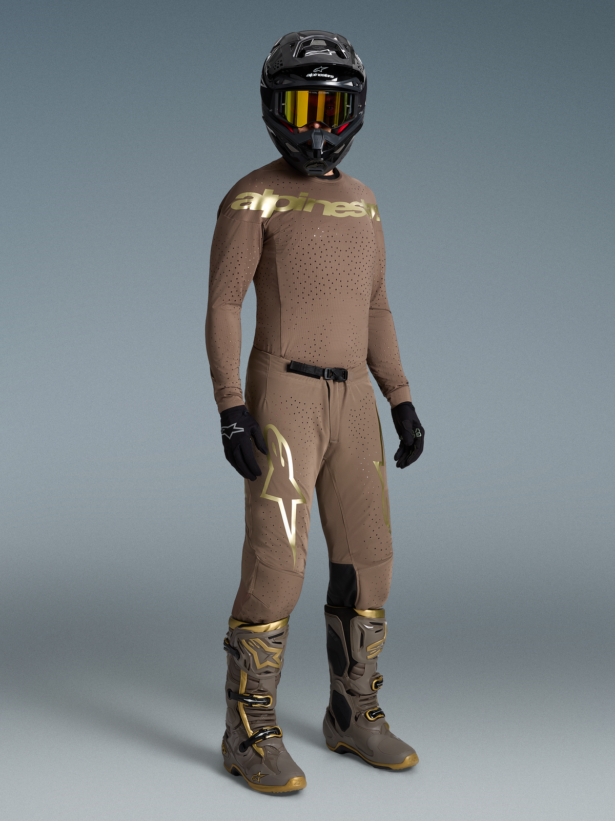 Alpinestars Completo Supertech Air Gold Edizione Limitata, completo da motocross da uomo, marrone e oro, con maglia in rete ventilata.