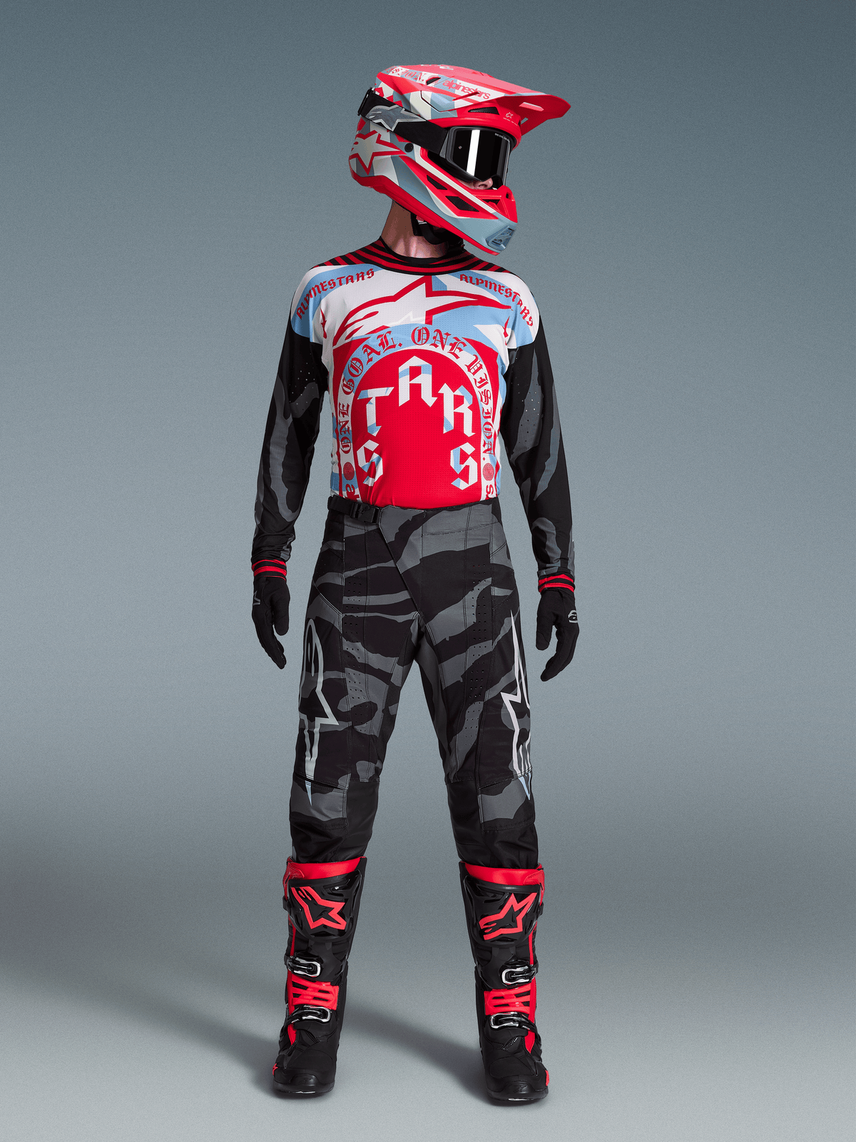 Maglia Techstar Beast Coast Edizione Limitata, set motocross con pantaloni camo grigi e casco rosso Alpinestars.