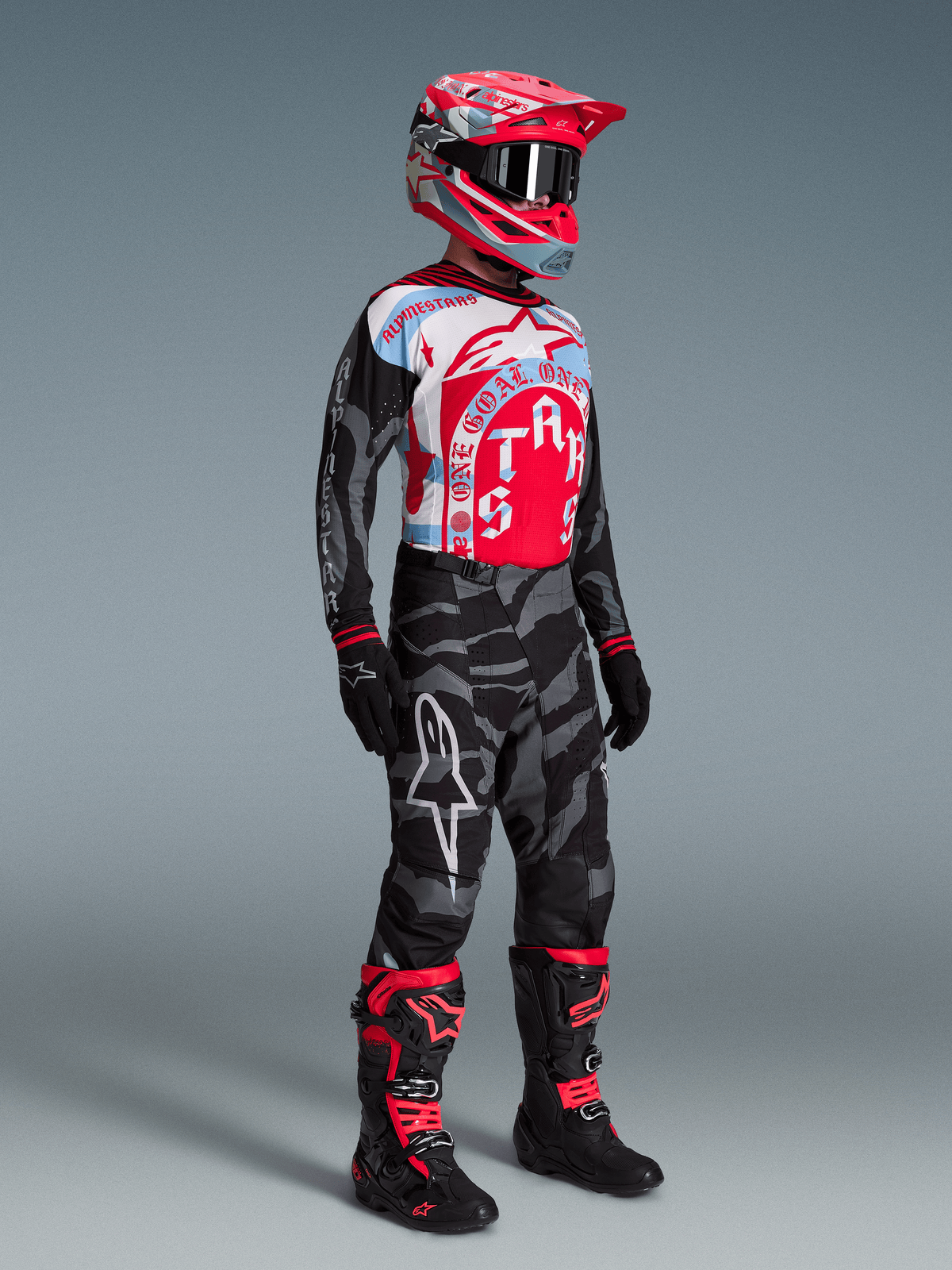 Completo Techstar Beast Coast Edizione Limitata: maglia rossa e blu, pantaloni camo e stivali coordinati.