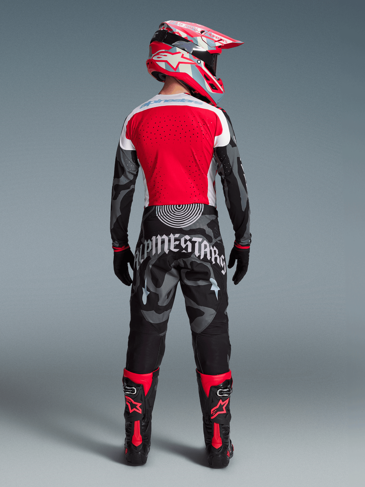 Alpinestars Techstar Beast Coast Edizione Limitata, completo motocross rosso e camo grigio con dettagli gotici.