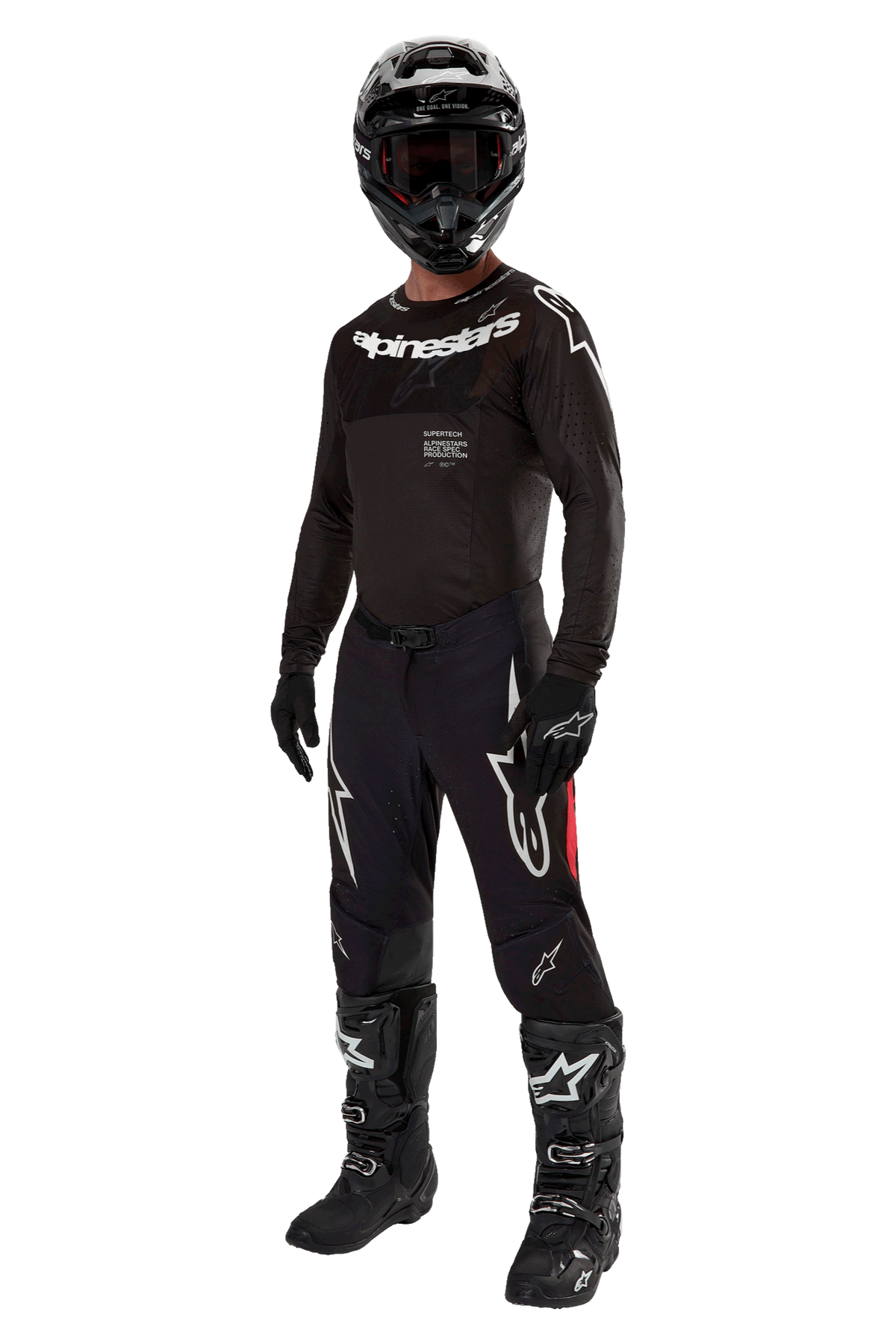 Pilota di motocross con equipaggiamento da gara completo, maglia Alpinestars Supertech Ward 2024 in Nero Rosso Berry, maglia nera con marchio Alpinestars bianco, pantaloni neri con pannelli laterali rossi e grandi loghi Astars bianchi, casco, guanti e stivali neri, completo coordinato di livello professionale per competizioni off-road