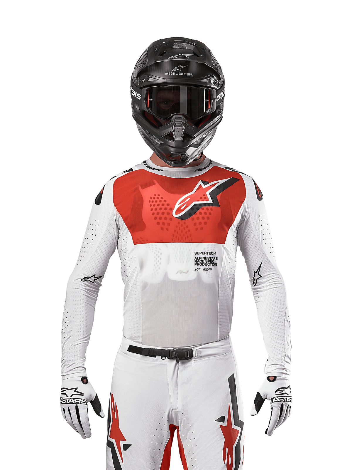 Pilota di motocross con maglia Alpinestars 2024 Supertech Ward in White Hot Orange, maglia in rete elastica bianca con grafica e logo rossi sul petto, casco nero con occhiali scuri, guanti bianchi, abbigliamento professionale per performance off-road