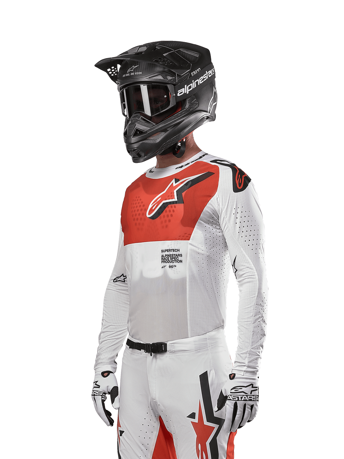 Alpinestars 2024 Supertech Ward Jersey, maglia da motocross, bianco e arancione acceso, con pannello rosso sul petto e logo a stella bianco, maniche lunghe con perforazioni tagliate al laser, indossata con casco nero e guanti bianchi, abbigliamento da motocross con vestibilità atletica da gara