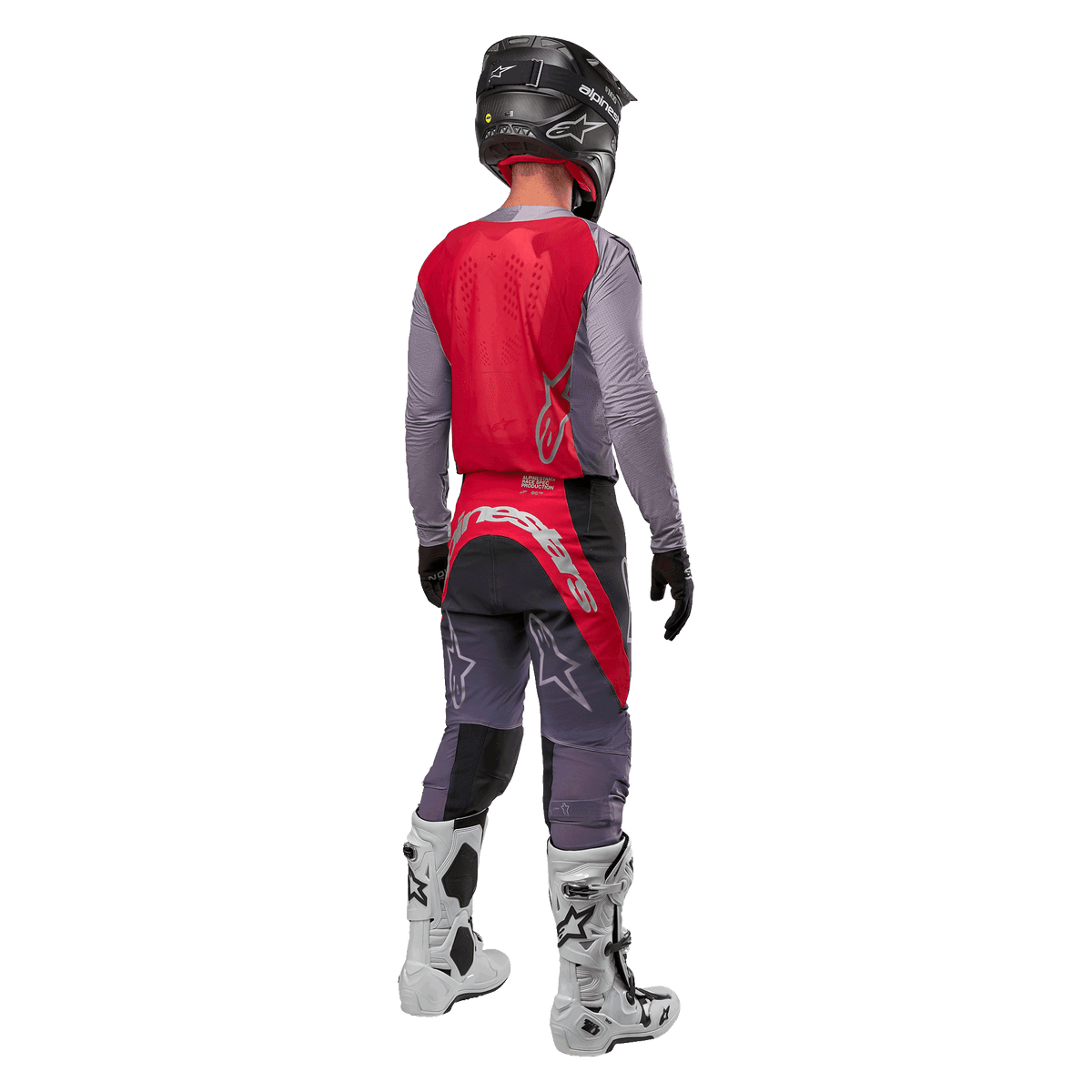 Alpinestars 2024 Supertech Dade Jersey, maglia da motocross, Iron Red Berry e grigio, vista posteriore su un pilota, con pannello posteriore rosso, logo grigio e maniche grigie, indossata con pantaloni da gara coordinati grigi e rossi, stivali bianchi e casco nero, abbigliamento professionale da fuoristrada.