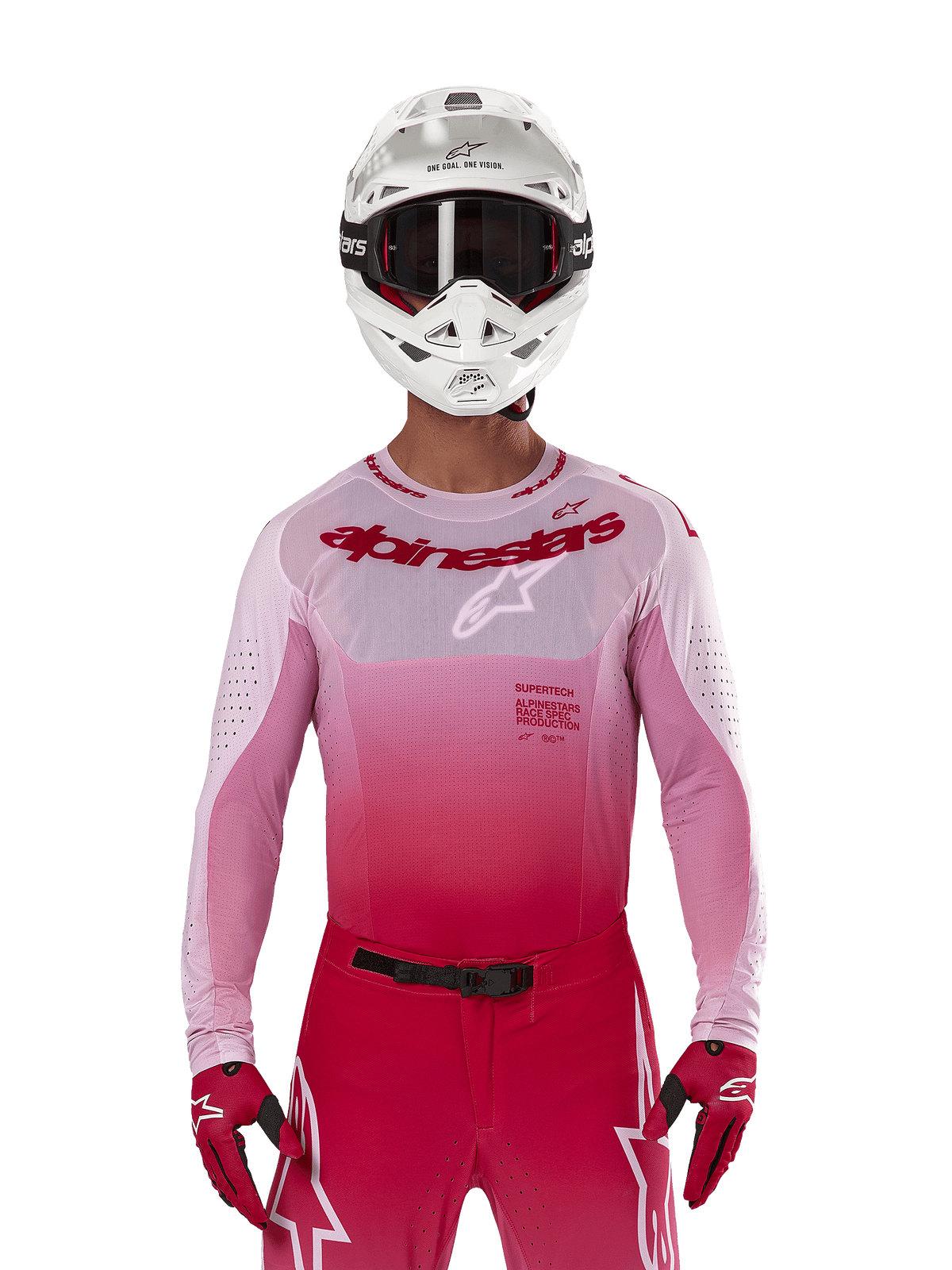 Pilota di motocross che indossa la maglia Alpinestars Supertech Dade 2024 in Red Berry Lilac, pantaloni coordinati, casco bianco con occhiali neri e guanti rossi, completo da gara professionale con tonalità sfumate rosa e rosso