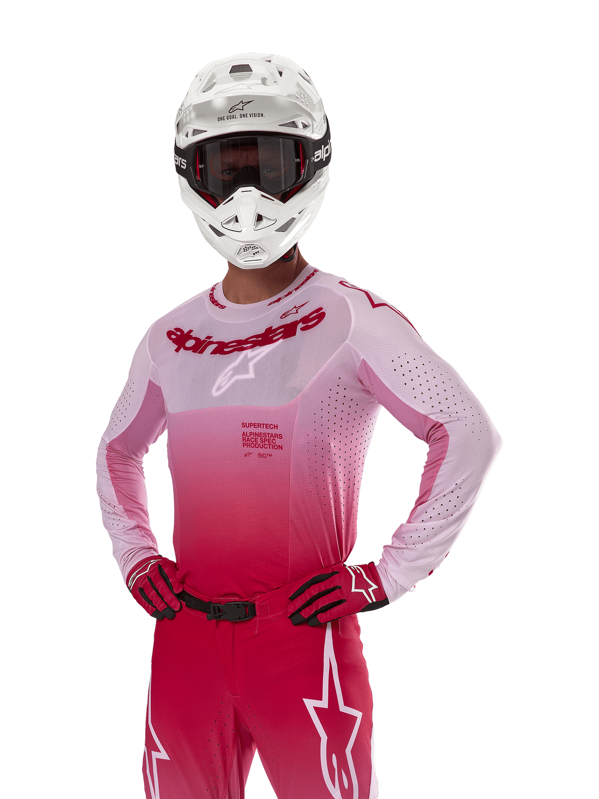 Maglia Alpinestars 2024 Supertech Dade, abbigliamento da gara motocross, design sfumato rosso berry e lilla, maglia a maniche lunghe con perforazioni tagliate al laser, indossata da un pilota con casco bianco e guanti e pantaloni rossi coordinati, kit professionale da motocross su sfondo bianco