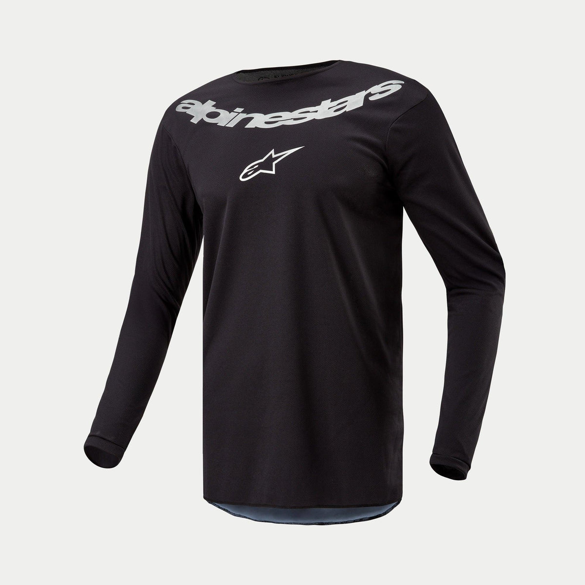Maglia Alpinestars 2024 Fluid Graphite, maglia da motocross, nero e argento, top tecnico a maniche lunghe con grande marchio Alpinestars e logo a stella argentati sul petto, leggero poli-tessuto traspirante per la guida fuoristrada