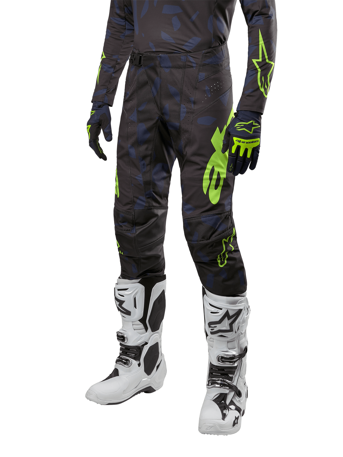 Alpinestars 2024 Techstar Rantera Pants, pantaloni da motocross, nero, blu navy e giallo fluo, con motivi mimetici navy e loghi verde neon, indossati con guanti coordinati e stivali bianchi, design racing-fit resistente per prestazioni fuoristrada