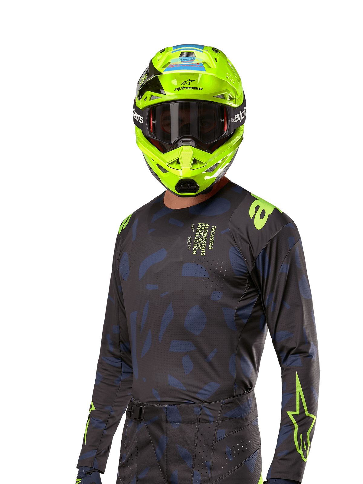 Alpinestars 2024 Techstar Rantera Jersey, maglia da motocross, nero e blu navy con motivi astratti e accenti giallo neon, indossata con casco giallo neon coordinato, design performance fit per la guida off-road