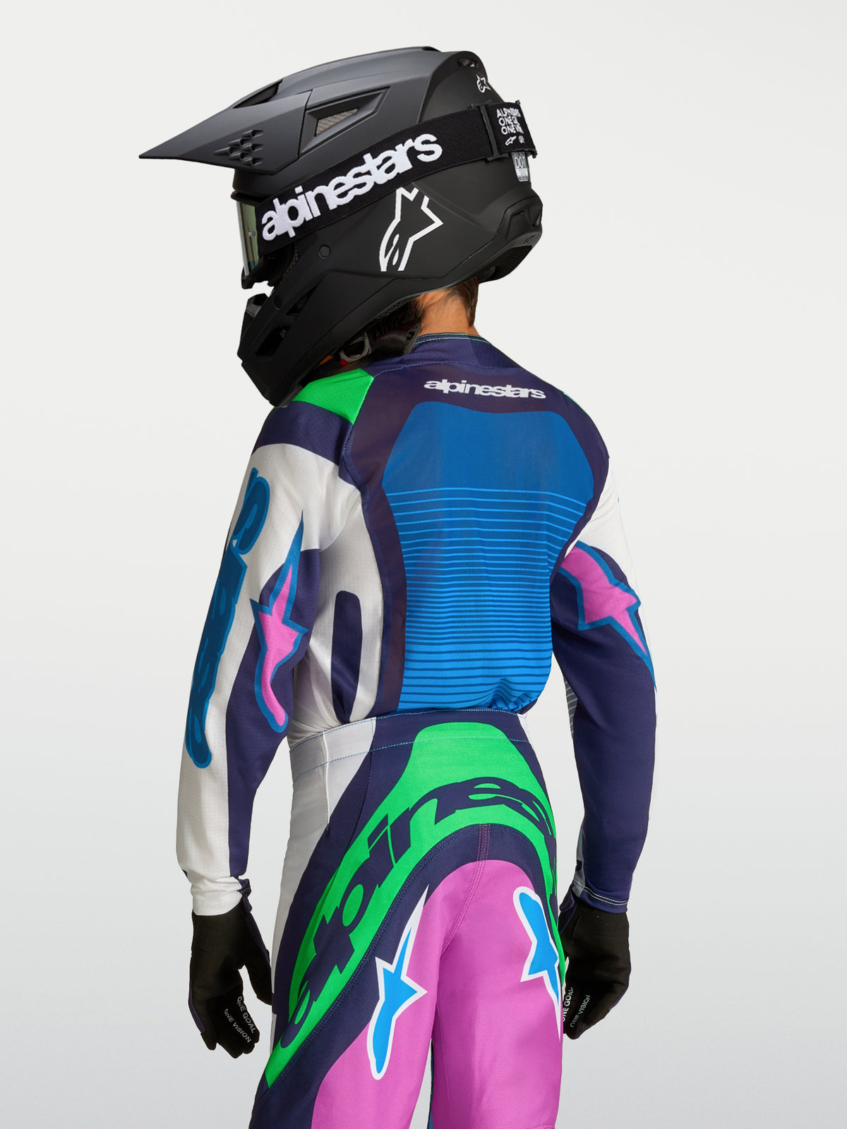 Alpinestars maglia Supertech Maven Ragazzo, maglia motocross per ragazzi, blu e verde, vista posteriore con casco