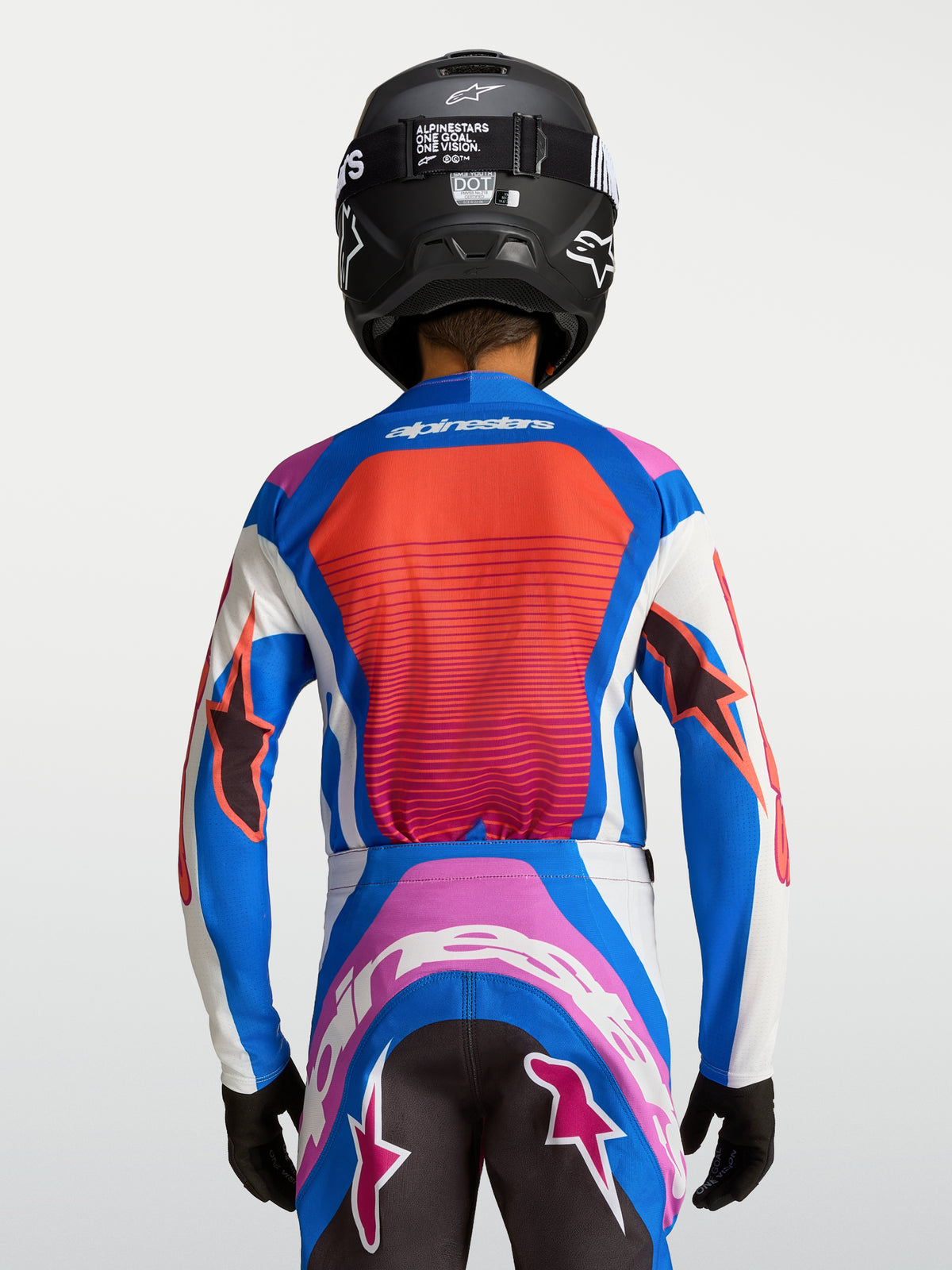 Alpinestars Maglia Supertech Maven Ragazzo, maglia da motocross blu e corallo con pannelli in mesh traspirante, vista posteriore, abbigliamento tecnico per giovani piloti.