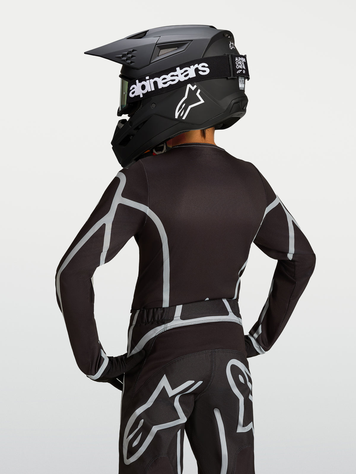 Alpinestars Maglia Fluid Apex V2 Ragazzo, maglia da motocross nera e argento, vista posteriore con taglio atletico ergonomico per fuoristrada