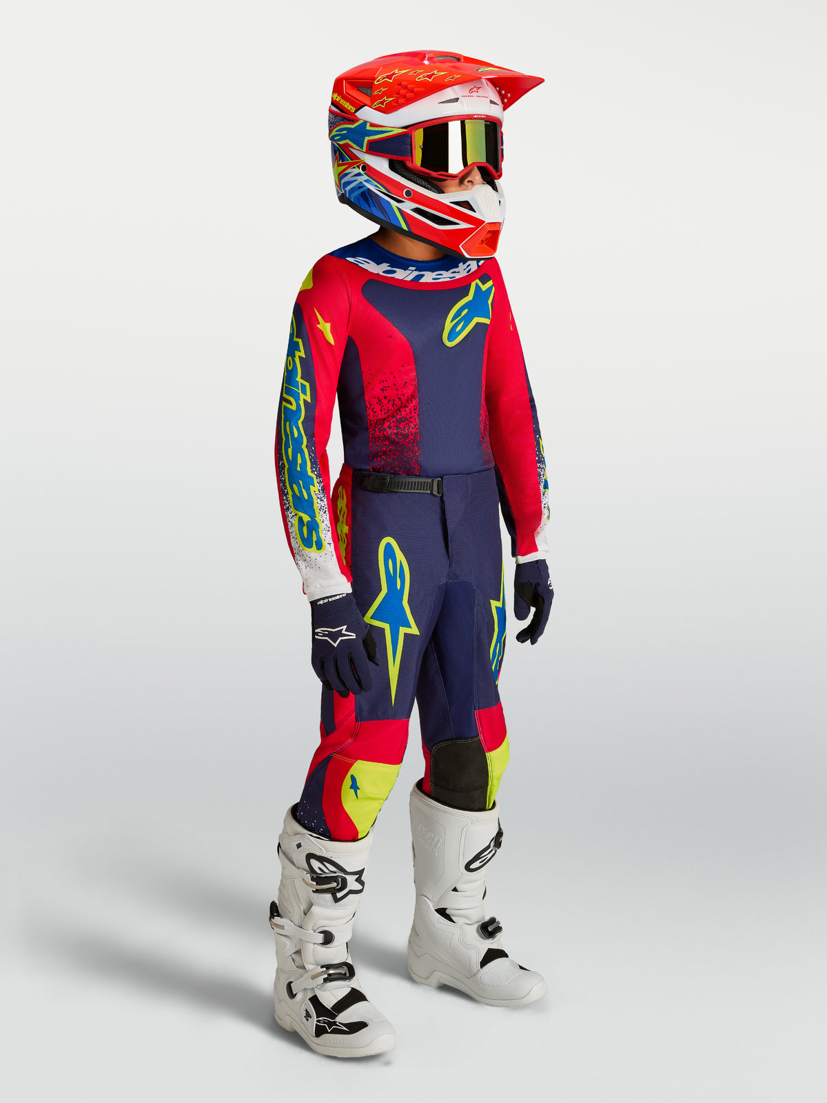 Alpinestars Ragazzo Fluid Drag Gear Set 2027, kit da motocross blu navy e rosso fuoco con stivali bianchi, per ragazzi.