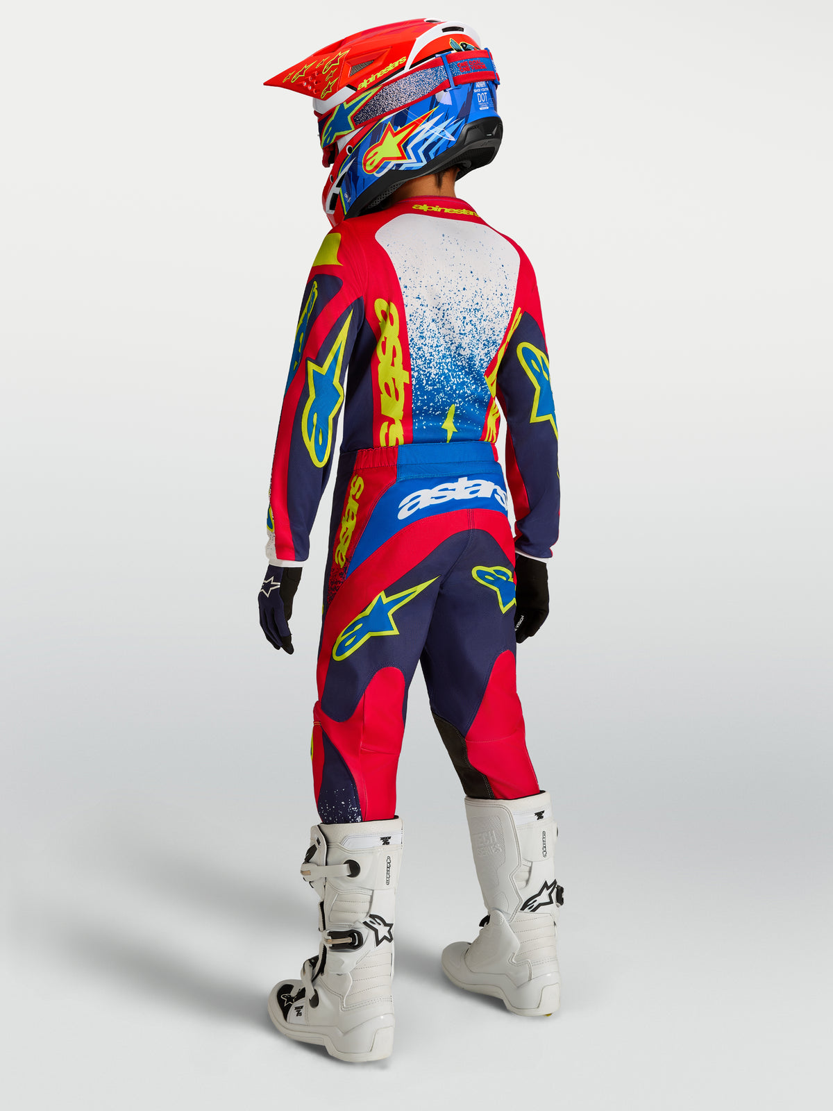 Alpinestars Ragazzo Fluid Drag Gear Set 2027, completo motocross blu navy e rosso, vista posteriore con stivali bianchi