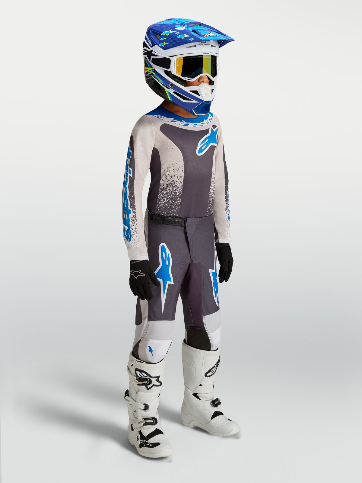 Alpinestars Maglia Fluid Drag Ragazzo 2027 e Gear Set, completo da motocross grigio e blu con stivali bianchi per fuoristrada