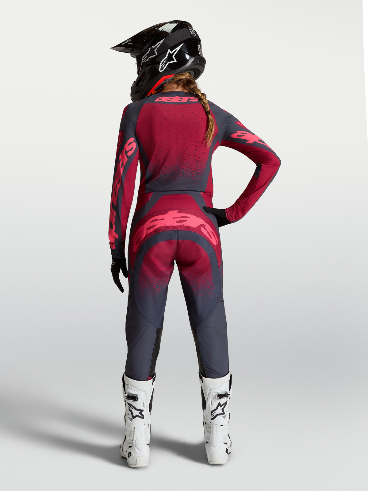 Alpinestars Stella Techstar Swan Gear Set e pantaloni, completo da motocross donna grigio e rosso scuro, vista posteriore.