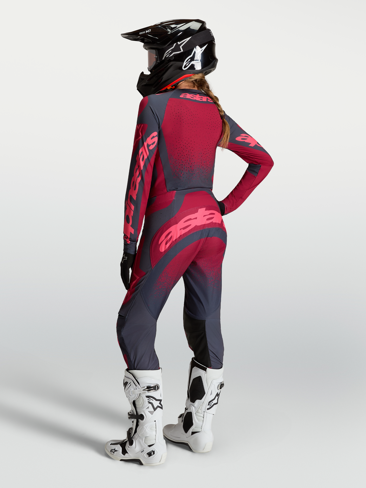 Alpinestars Pantaloni Stella Techstar Swan, pantaloni da motocross da donna, grigio scuro e cremisi, vista posteriore su modella, ideali per fuoristrada.