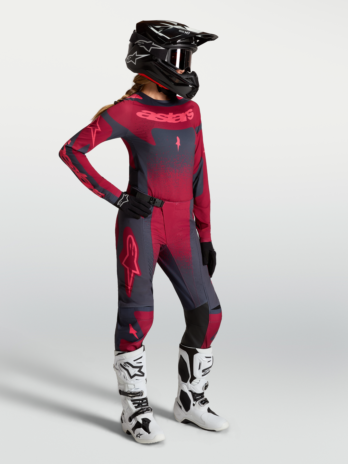 Alpinestars Maglia Stella Techstar Swan, maglia da motocross per donna, rosso e grigio scuro, mostrata su modella in kit MX.