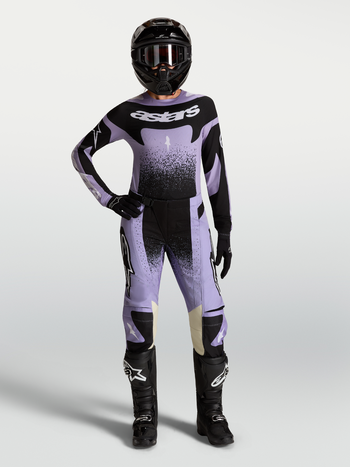 Alpinestars Pantaloni Stella Techstar Swan, pantaloni da motocross da donna, viola chiaro e neri, vestibilità atletica per performance off-road, indossati con kit completo