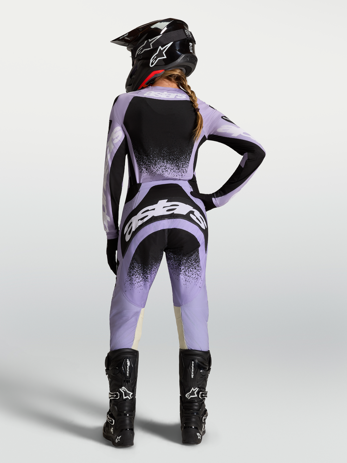 Alpinestars pantaloni Stella Techstar Swan, pantaloni da motocross per donna, viola e neri, vista posteriore off-road.