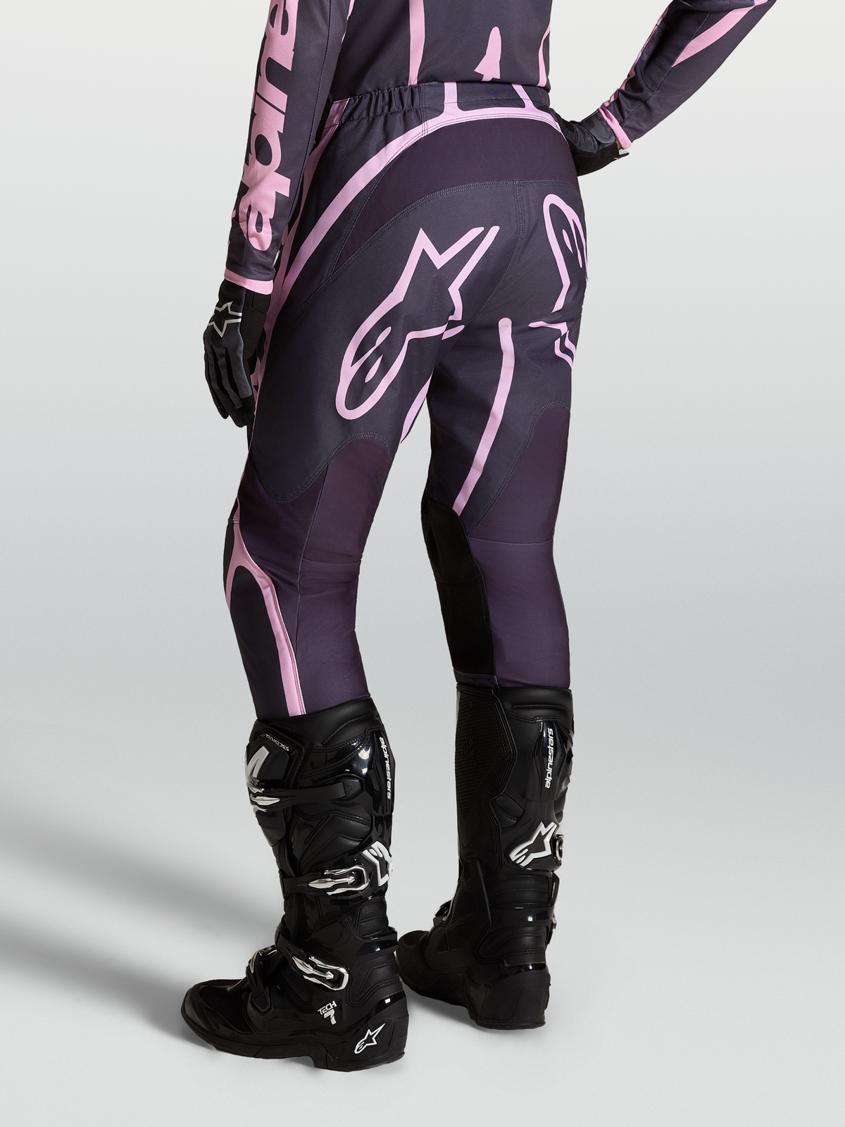 Alpinestars Pantaloni Stella Fluid Apex V2, pantaloni motocross da donna, grigio e rosa, con stivali Tech 7 neri