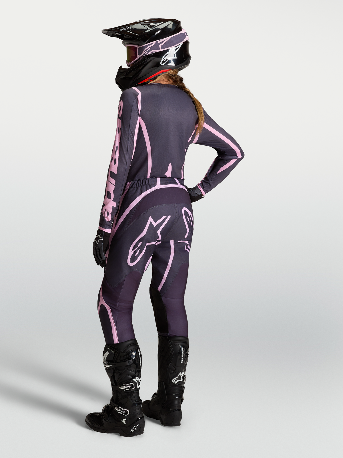 Alpinestars Pantaloni Stella Fluid Apex V2, abbigliamento da motocross da donna in grigio e rosa, outfit completo da gara visto dal retro