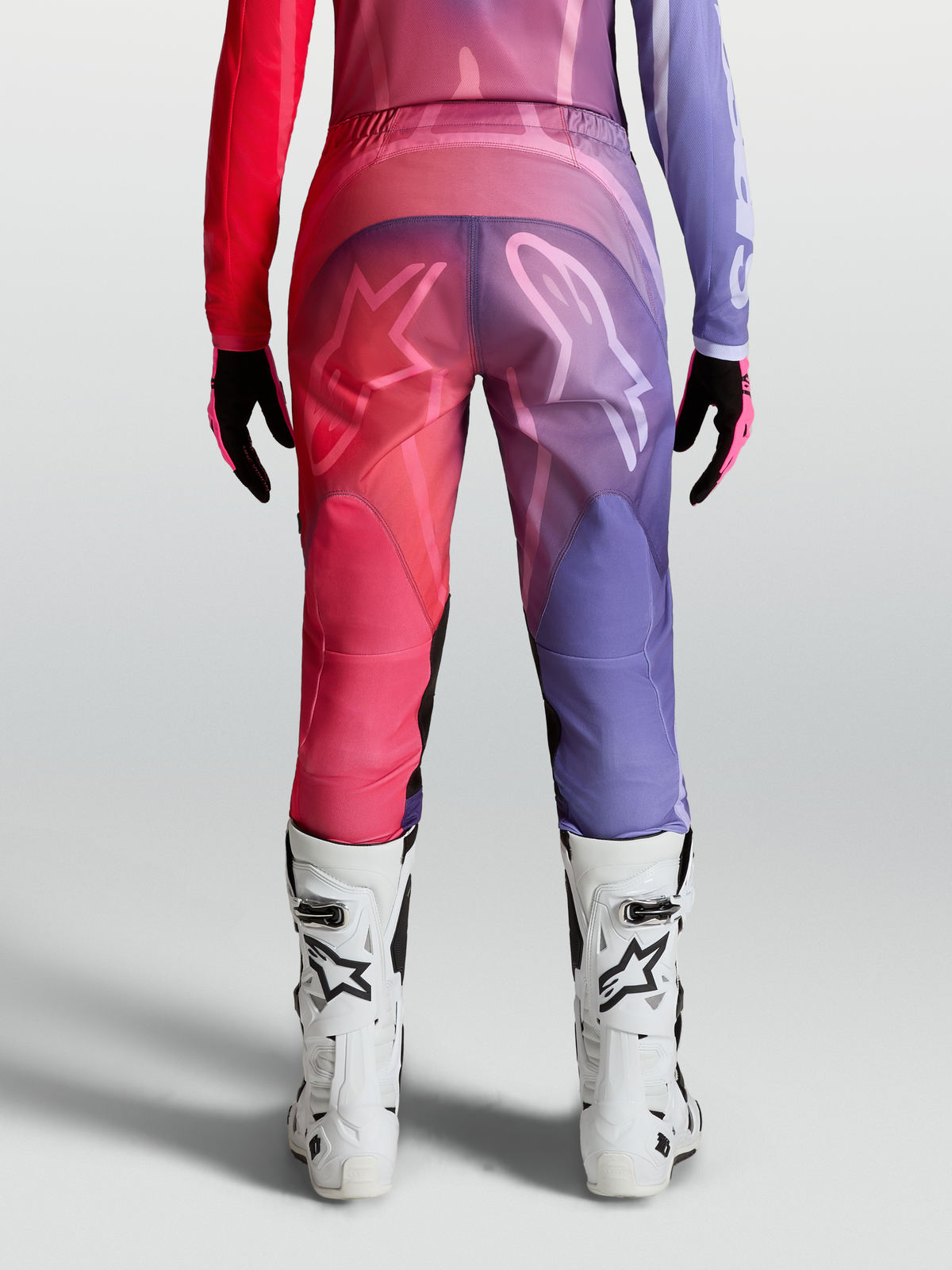 Alpinestars Stella Fluid Kepler, pantaloni da motocross per donna, viola e rosso, design ergonomico precurvato, vista posteriore su modella