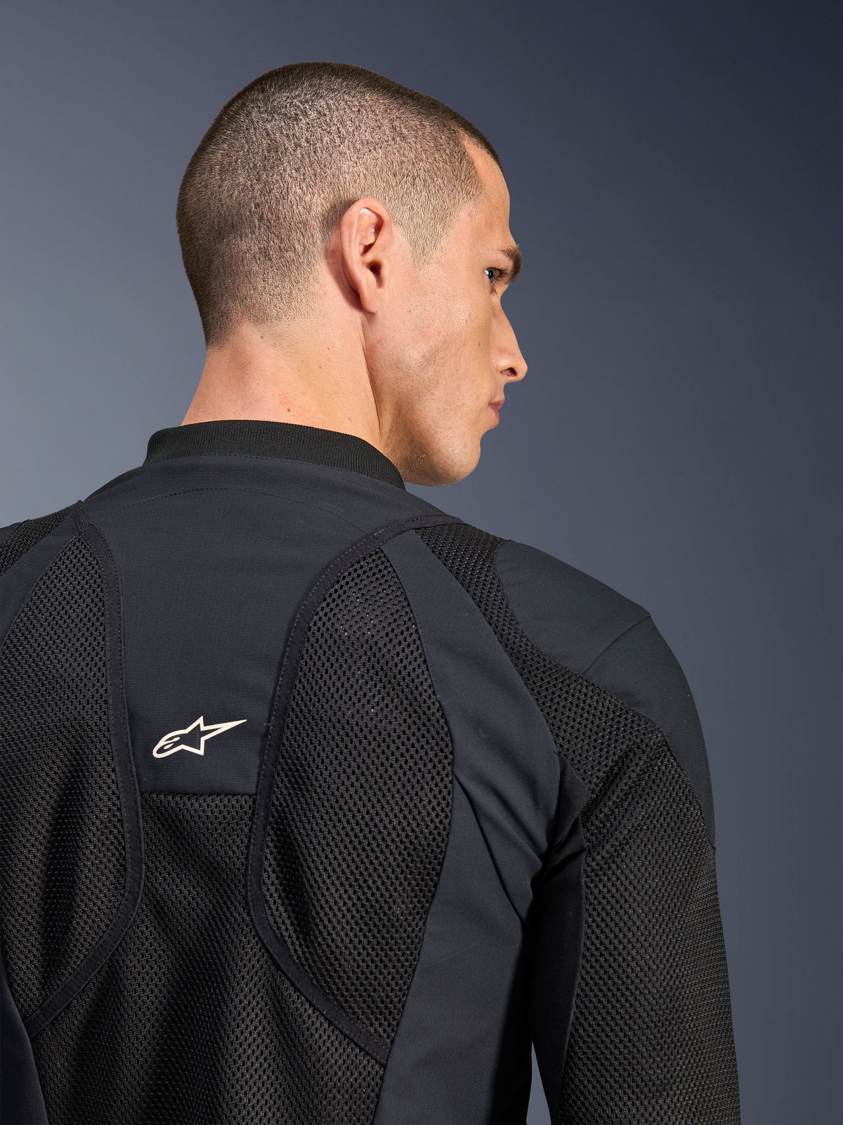 Giacca Alpinestars Troop-Air Pro, nero, vista ravvicinata della schiena con pannelli in mesh tecnico traspirante e logo a stella bianco, giacca tecnica premium per moto
