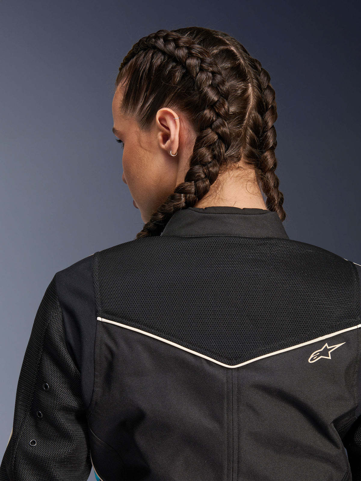 Giacca da moto Alpinestars Stella T-Dyno Air, giacca da donna, nero con dettagli ecru, vista ravvicinata dello sprone posteriore con rete 3D estesa per la ventilazione e piccolo logo Alpinestars ricamato