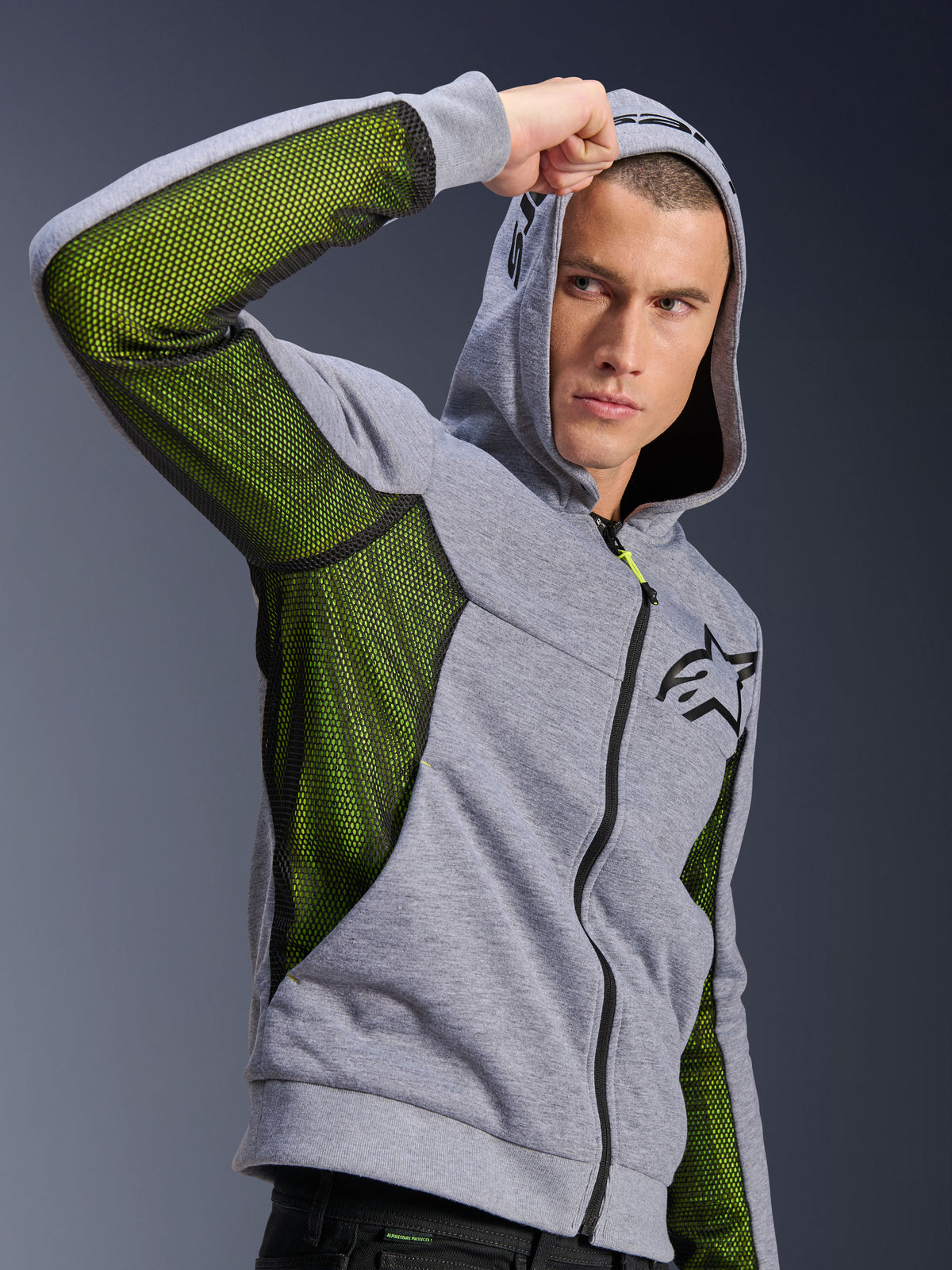 Alpinestars Chrome Air Sport Hoodie, felpa con cappuccio grigio melange e nero, con pannelli in mesh verde brillante sui lati e sotto le maniche, logo Alpinestars nero sul petto, abbigliamento da moto urbano
