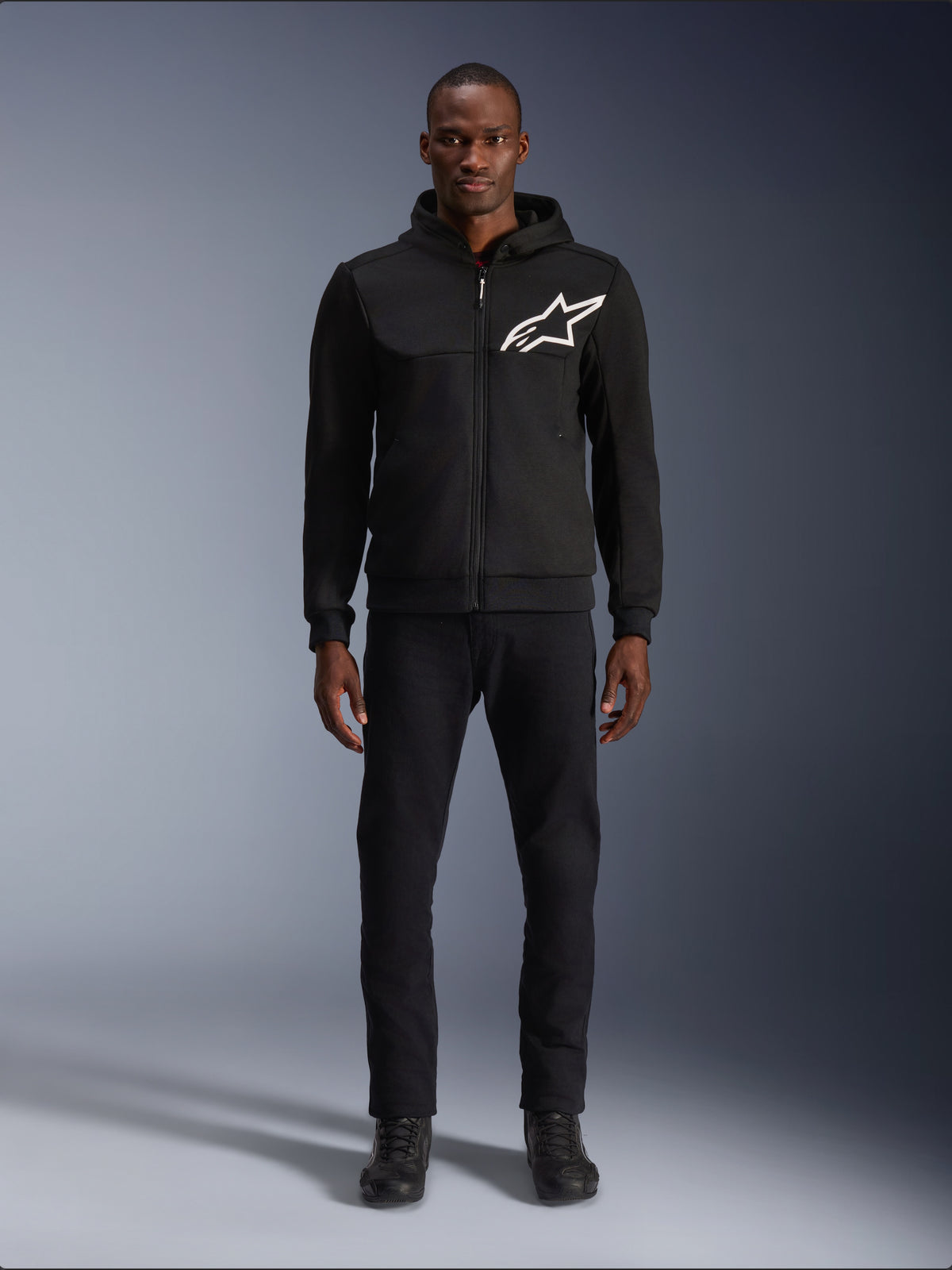 Alpinestars felpa Chrome V2 Sport, felpa moto urban da uomo nera e bianca in pile tecnico, indossata da un modello.