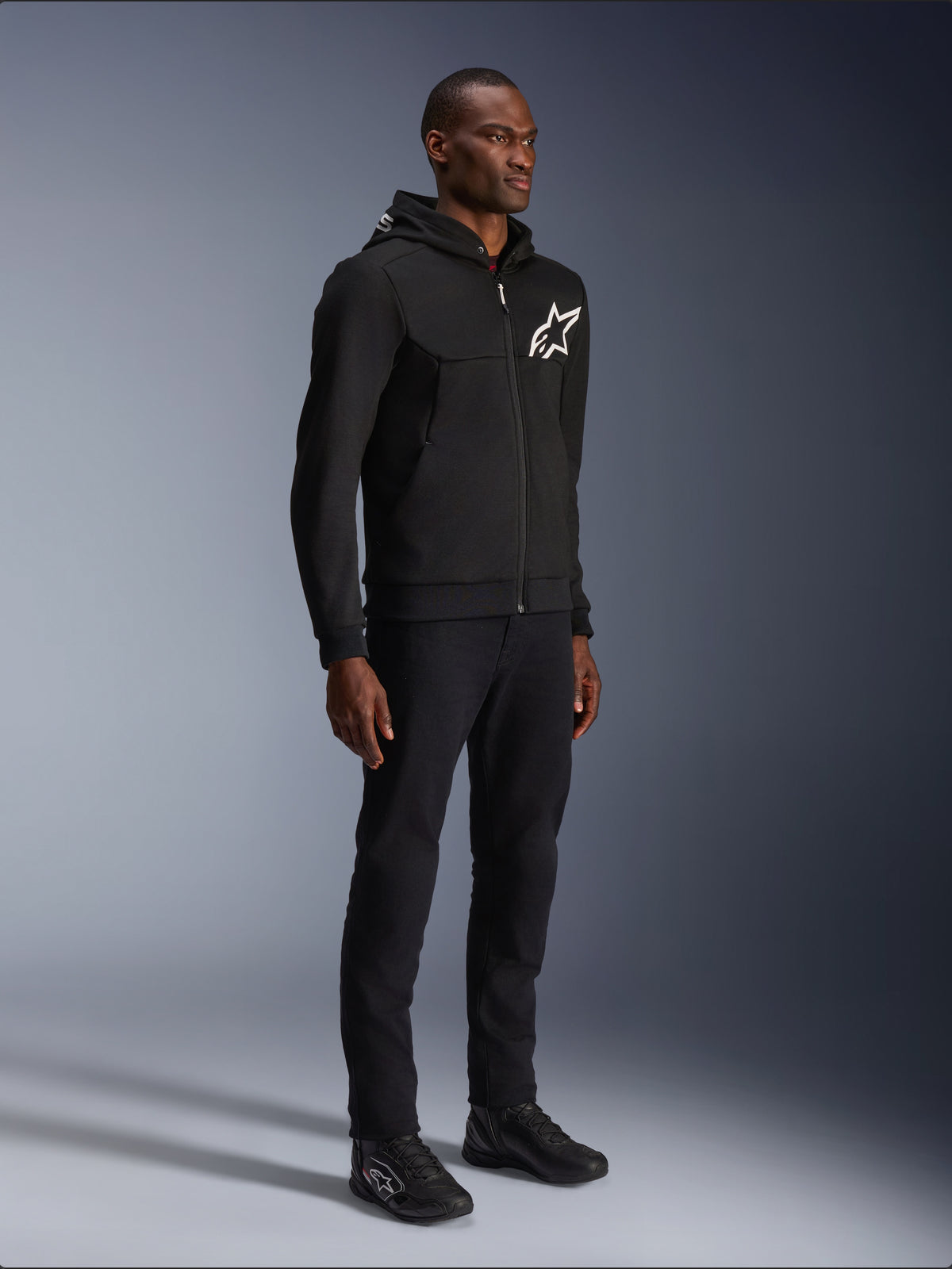 Alpinestars felpa con cappuccio Chrome V2 Sport, giacca da moto urban da uomo, nero e bianco, in pile tecnico, certificata CE e predisposta per Tech-Air®, indossata da un modello.