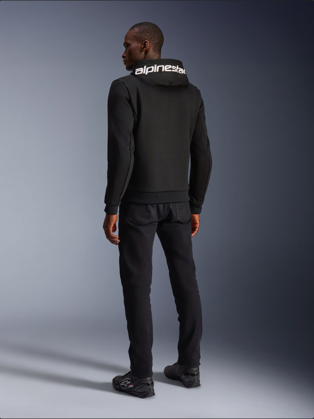 Alpinestars felpa Chrome V2 Sport, giacca moto urban da uomo, nera, vista posteriore con logo bianco sul cappuccio.