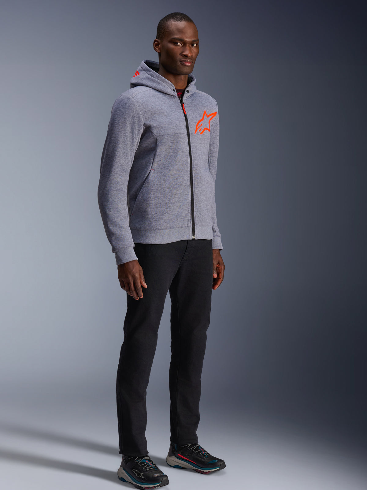 Alpinestars Felpa Chrome V2 Sport, protettiva urban da uomo, grigio melange e rosso fluo, indossata da un modello