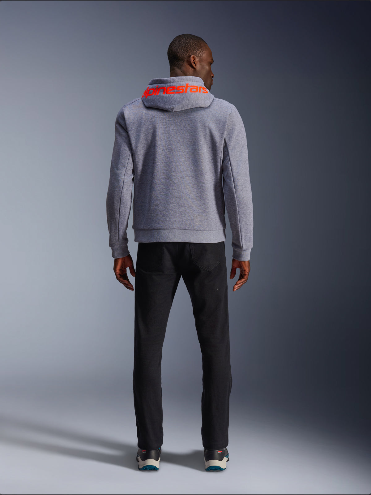 Alpinestars Felpa con cappuccio Chrome V2 Sport, giacca da moto urban da uomo, grigio e rosso fluo, pile tecnico certificato CE, vista posteriore con logo sul cappuccio