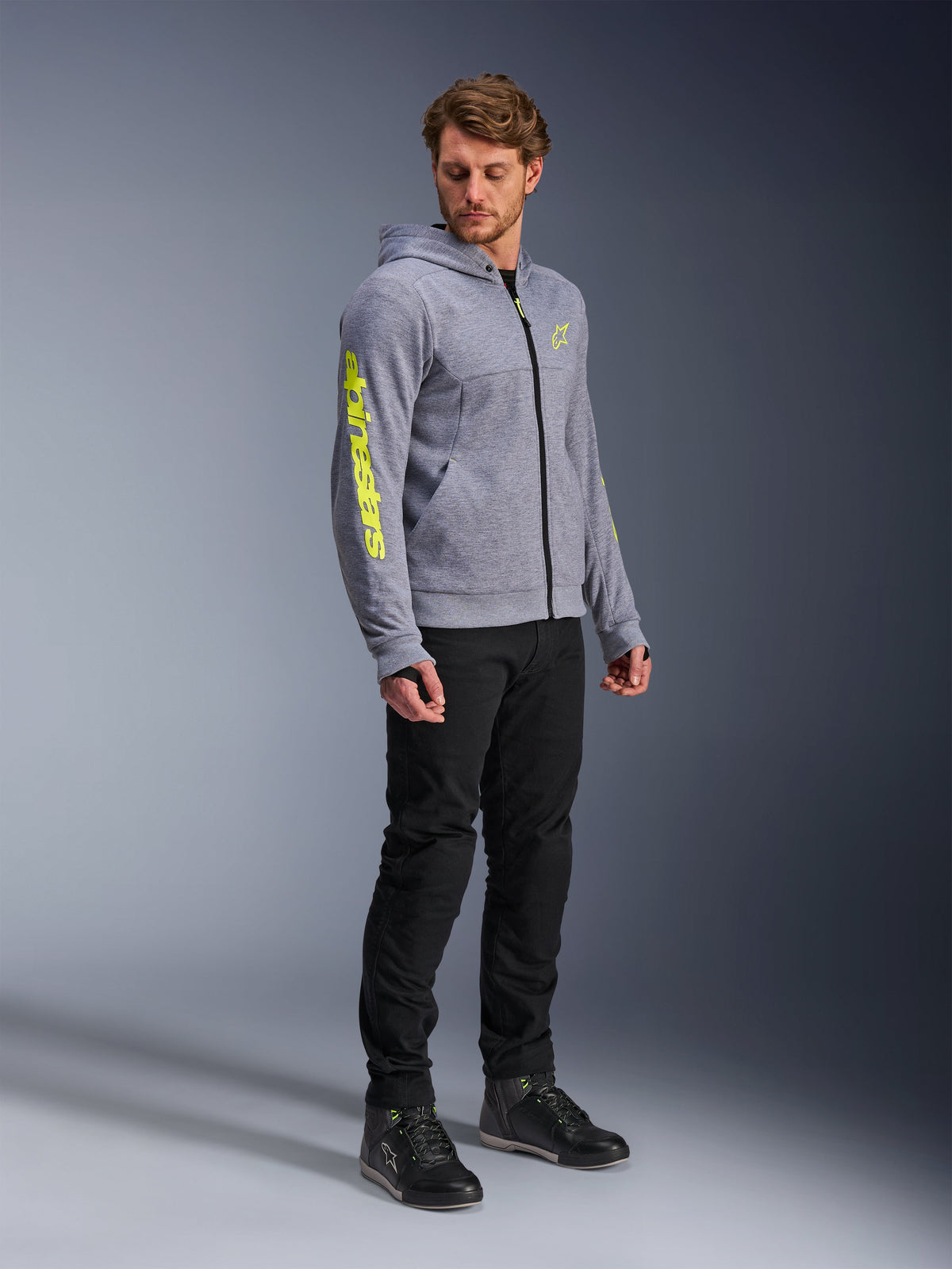 Alpinestars Felpa Chrome V2 Sport, felpa moto urban grigio melange e giallo fluo, certificata CE, indossata da un modello
